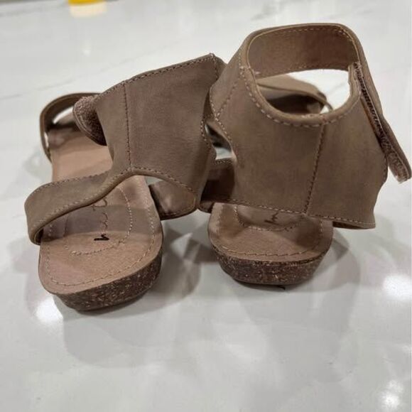 9.5 Me Too Sandal brown suede like open toe back strap for extra support I70 - Picture 3 of 5